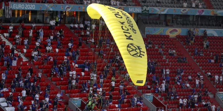 Berita EURO 2020 - Muncul dari Langit, Aksi Protes Greenpeace Warnai Laga Jerman vs Prancis