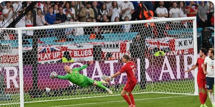EURO 2020 - Muka Kasper Schmeichel Kena Serangan Laser saat Gagalkan Penalti Harry Kane