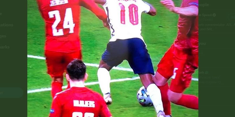 EURO 2020 - Bukti Raheem Sterling Tidak Diving, Oleng setelah Betisnya Dicium Lutut Pemain Denmark