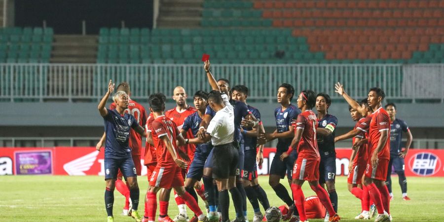 Diwarnai 1 Kartu Merah, 10 Pemain Arema FC Mampu Menahan Imbang PSM Makassar di Babak Pertama