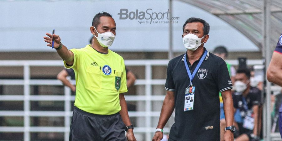 Pernah Banting Keranjang Botol, Pelatih Persita Kembali Dibuat Kecewa Wasit Usai Ditahan Borneo FC   