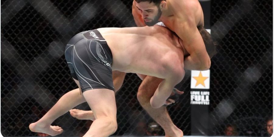 Hasil UFC 268 - Gulat Tak Mempan, Teman Raja Kelas Berat Hancurkan Lawan dengan Pukulan