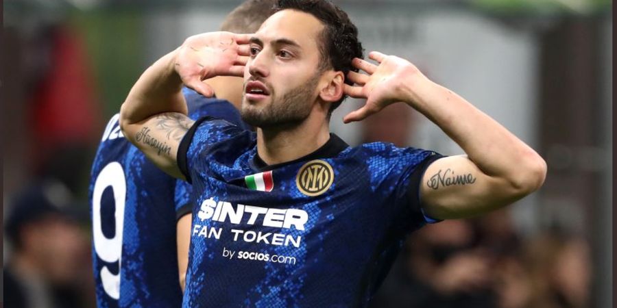 Hakan Calhanoglu Bikin Milanisti Panas, AC Milan dan Inter Milan Sama Kuat di Babak I