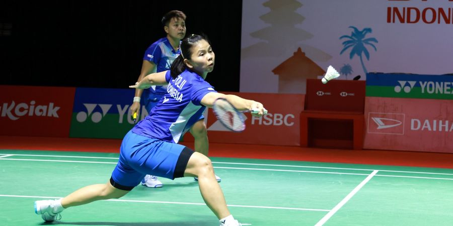 Indonesia Masters 2021 - Kaget dan Lucu, Greysia Polii Dapat Dukungan dari Linesman Saat Ambil Shuttlecock