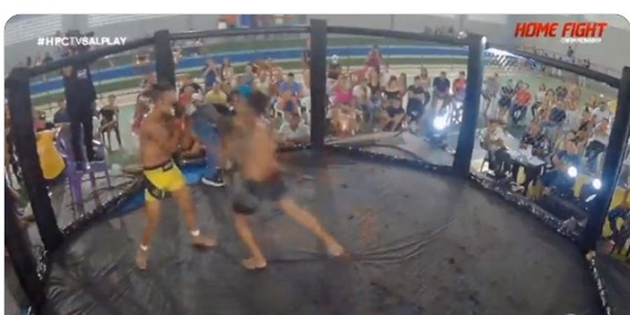 VIDEO - Serangan Jagoan MMA Ini Bikin Lawan Terlempar Keluar Arena