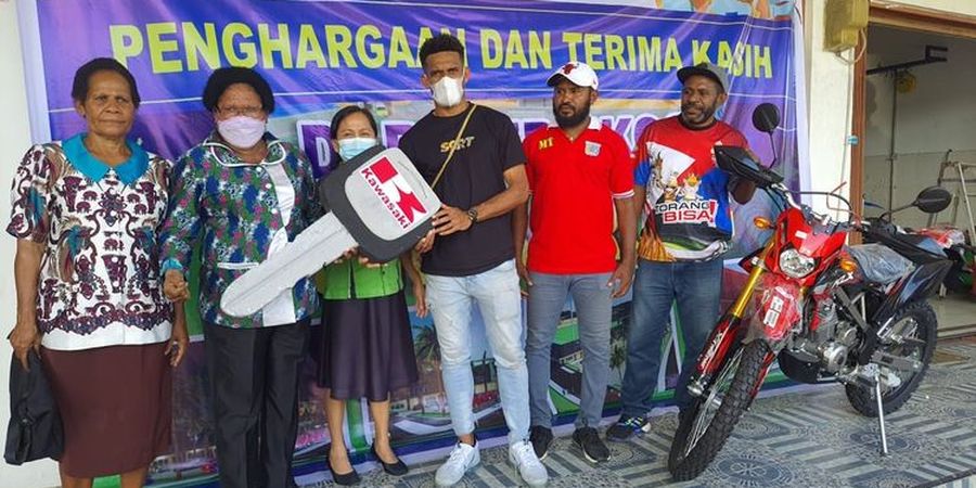 Pulang Kampung ke Papua, Pemian Timnas Indonesia Ricky Kambuaya Dihadiahi Motor
