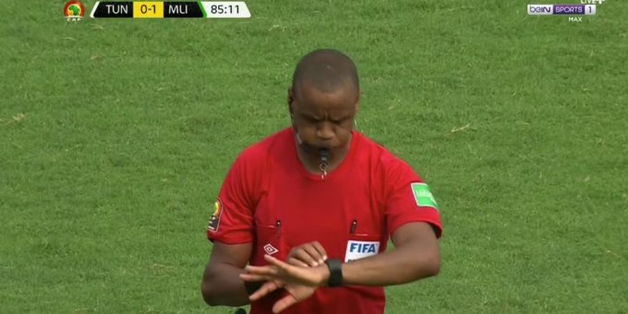 Piala Afrika 2021 - Wasit Janny Sikazwe Ngaku Bikin Kacau Laga Tunisia vs Mali karena Nyaris Meninggal