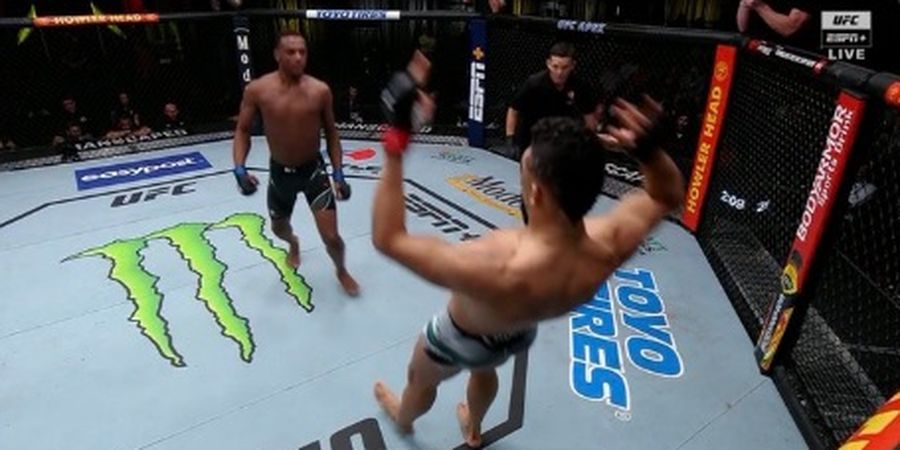 Hasil UFC Vegas 48 - KO Unik Jamahal Hill, Johnny Walker Terjatuh Sambil Angkat Tangan