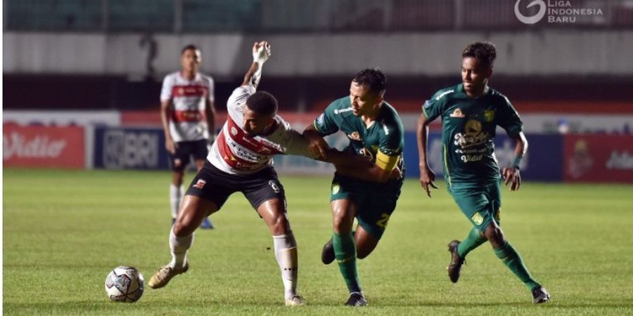 Diwarnai Penalti Kontroversial, Madura United vs Persebaya Berakhir Imbang pada Babak Pertama