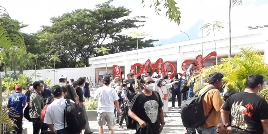 Efek Marc Marquez, Tulisan Lombok di Bandara Ramai Dijadikan Spot Swafoto