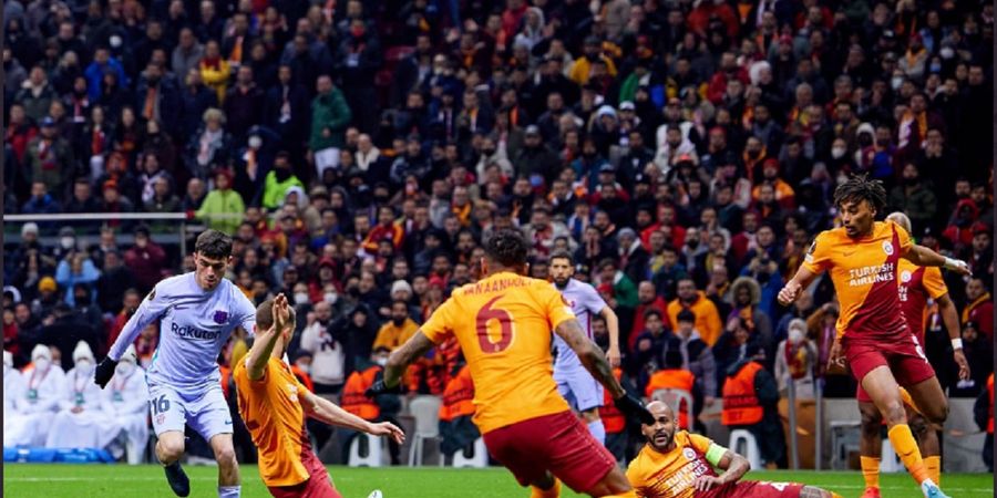 Jordi Alba Dilempari Botol, Pertandingan Galatasaray Vs Barcelona Sempat Dihentikan