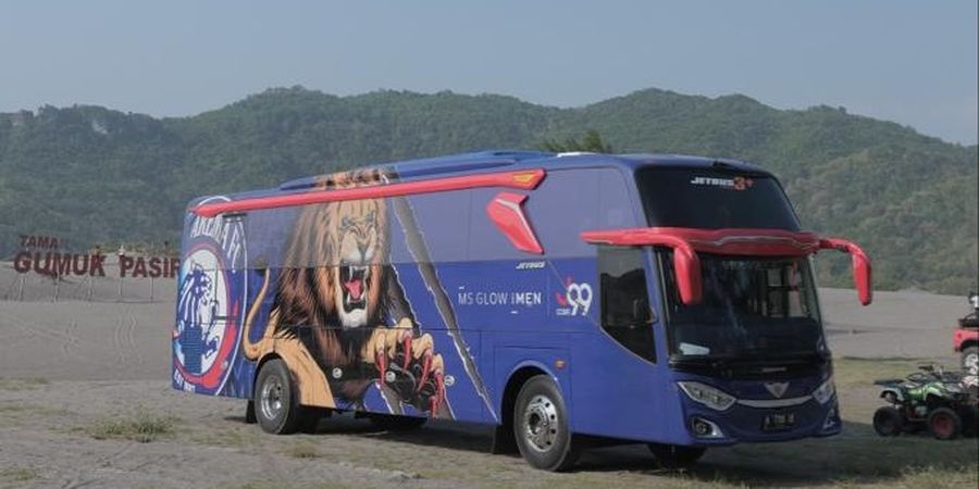 Bus yang Ditumpangi Skuad Arema FC Dilempari Batu saat Keluar dari Stadion Maguwoharjo