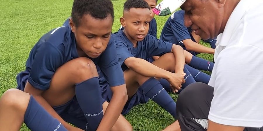 Rully Nere Ajarkan Pemakaian Sepatu pada Peserta Papua Football Academy