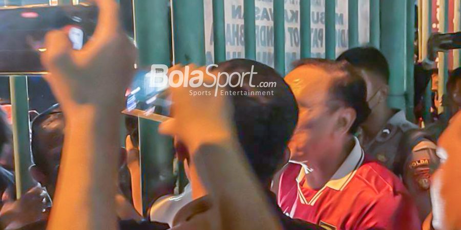 Piala AFF U-19 2022 - Ketum PSSI Tenangi Suporter yang Paksa ke Stadion