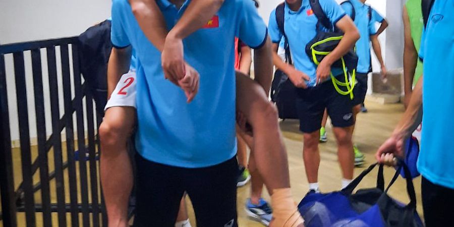 Piala AFF U-19 2022 - Korban Duel Saat Lawan Timnas U-19 Indonesia, Satu Pemain Vietnam Cedera Parah Hingga Harus Digendong Masuk Bus