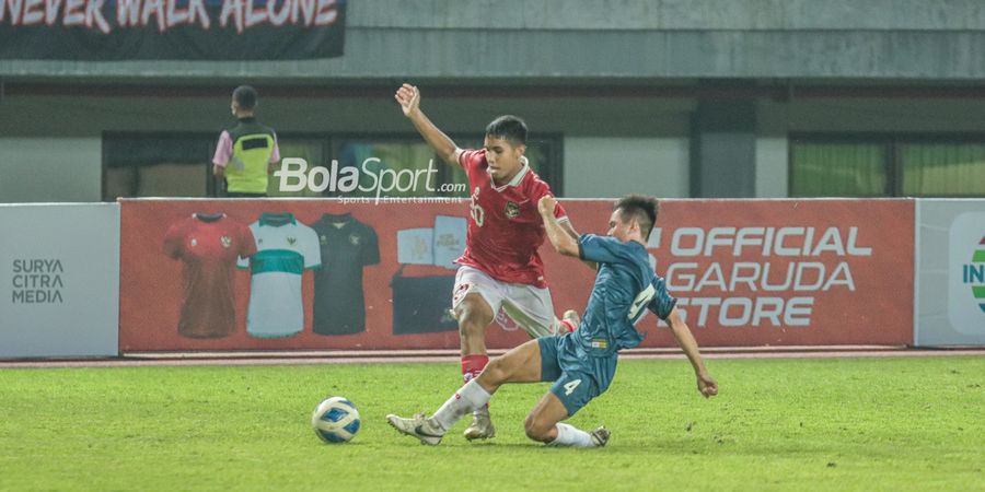 Piala AFF U-19 2022 - Wonderkid Persija Dipanggil Shin Tae-yong ke Pinggir Lapangan Jelang Laga Vs Brunei Berakhir, Apa yang Dibicarakan?