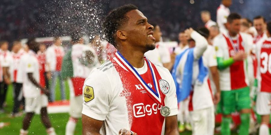 BURSA TRANSFER - Perpanjang Kontrak dengan Ajax, Jurrien Timber Batal ke Man United