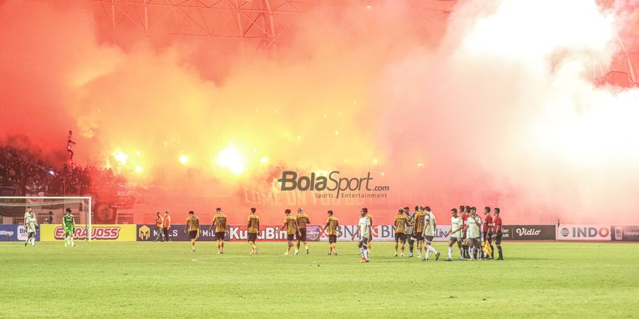 PSSI Kesal dengan Suporter PSS yang Pesta Flare di Laga Lawan Persib