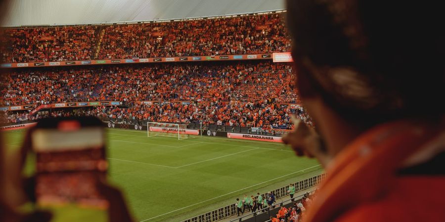 Keseruan Dua Fans asal Indonesia di Markas Timnas Belanda, Sampai Disambut Satu Stadion