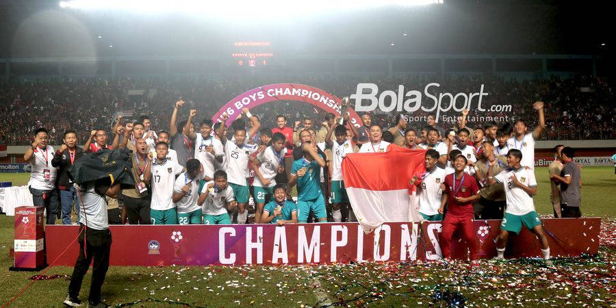Menantu Jokowi Hajikan Crespo dan Orang Tua Usai Bawa Timnas U-16 Indonesia Juara Piala AFF