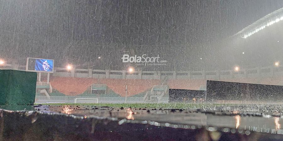 Liga 1 - Laga PSS Sleman Melawan Persija Jakarta Terpaksa Ditunda Akibat Lapangan Banjir Diguyur Hujan Deras