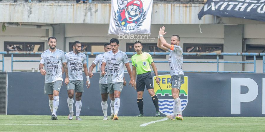 Liga 1 2022/2023 - Privat Mbarga Sigap Hadapi Bola Muntah, Bali United Unggul atas Persebaya di Babak Pertama