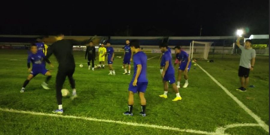 Barito Putera vs Arema FC, Saat Skuat Singo Edan Berlatih Hanya dengan Bantuan Lampu Ponsel