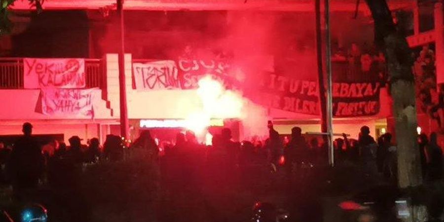 Hasil Liga 1 - Suporter Persebaya Ngamuk, Rusak Stadion hingga Serbu Kantor Manajemen, Polisi Turun Tangan