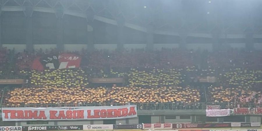 Ismed Sofyan Dapat Persembahan dari The Jakmania di Laga Persija Jakarta Vs Madura United