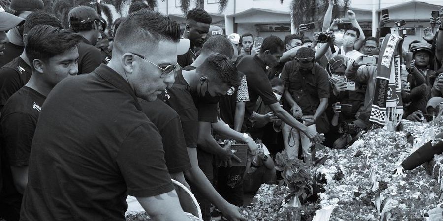 Skuad Arema FC Gelar Tabur Bunga di Stadion Kanjuruhan