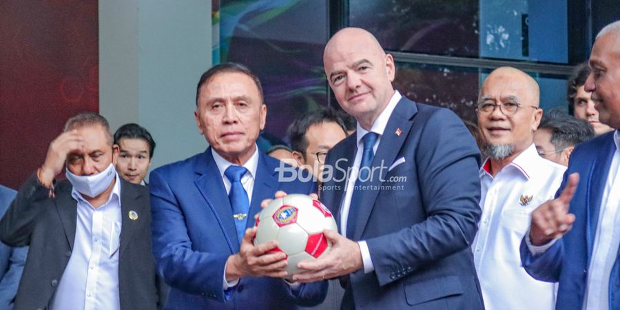 Presiden FIFA Bawa Pulang Bola usai Kunjungi Kantor PSSI