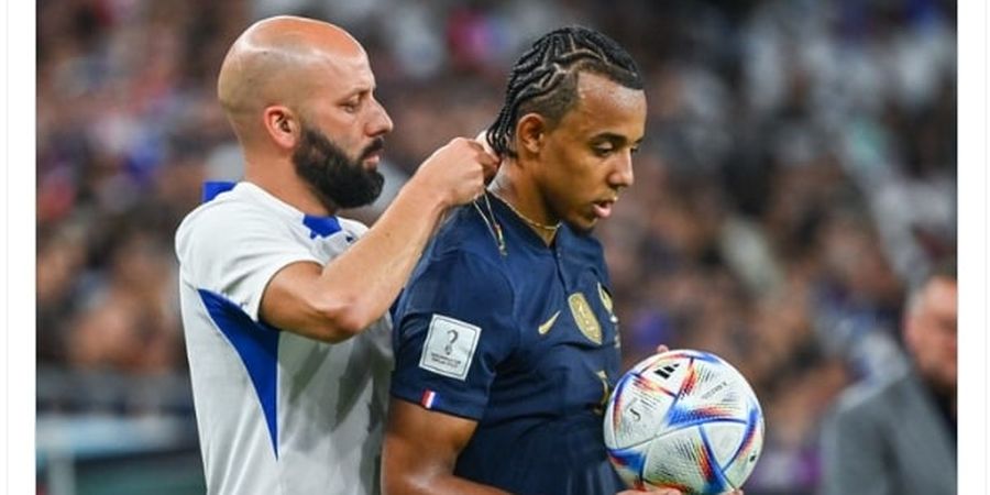 PIALA DUNIA 2022 - Jules Kounde Dipaksa Copot Kalung Emas di Laga Prancis Vs Polandia, Momen Buang Sial?