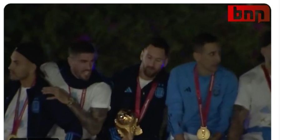 Mudik Disambut Warga Argentina, Lionel Messi Nyaris Tersangkut Kabel Listrik