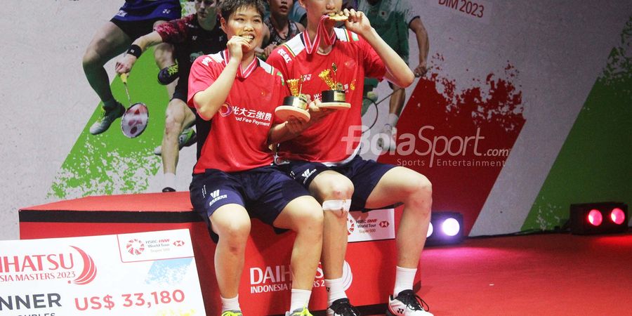 Indonesia Masters 2023 - Jadi Juara, Huang Dong Ping Senang Dikalungi Bunga oleh Liliyana Natsir