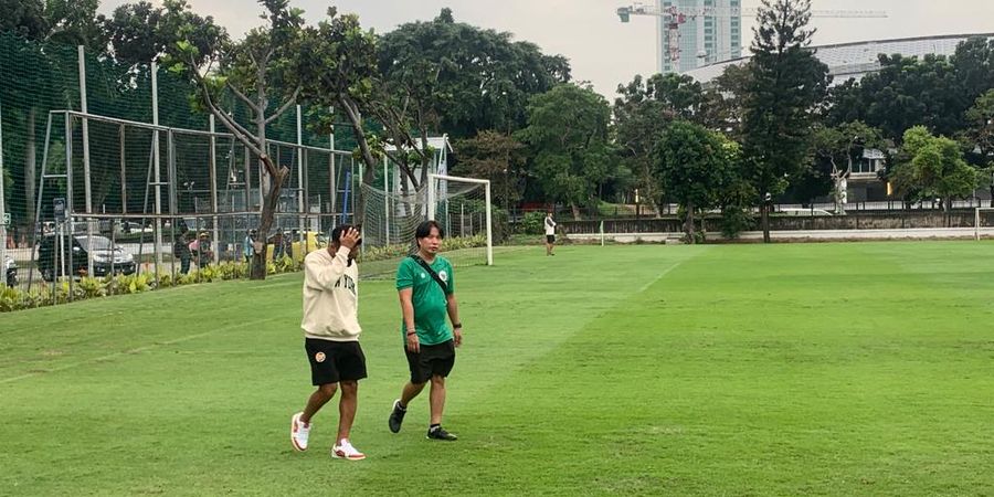 Frengky Missa Susul Latihan Timnas U-20 Indonesia Sambil Bawa Koper