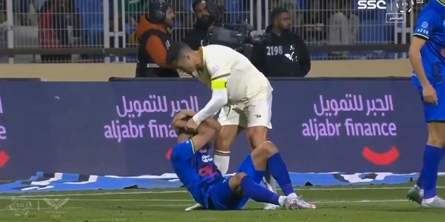 Baru 3 Kali Main di Arab Saudi, Cristiano Ronaldo Sudah Gelut dengan Bek Lawan dan Dapat Kartu Kuning