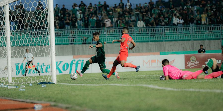 Hasil Liga 1 - Gol Bunuh Diri Kapten Persebaya Bawa PSM Makassar Menang dan Pimpin Klasemen
