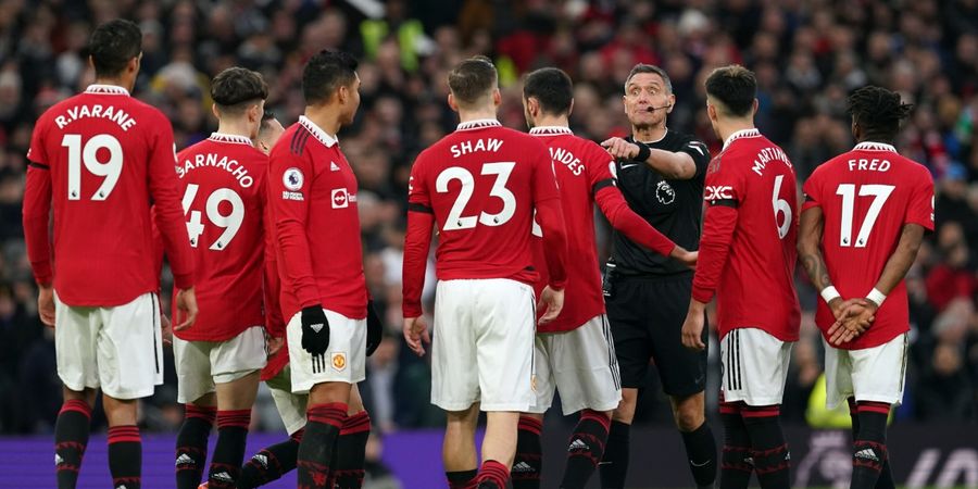 Diganjar Kartu Merah Langka, Casemiro Lewatkan 3 Laga Man United di Liga Inggris, Termasuk 2 Roses Derby