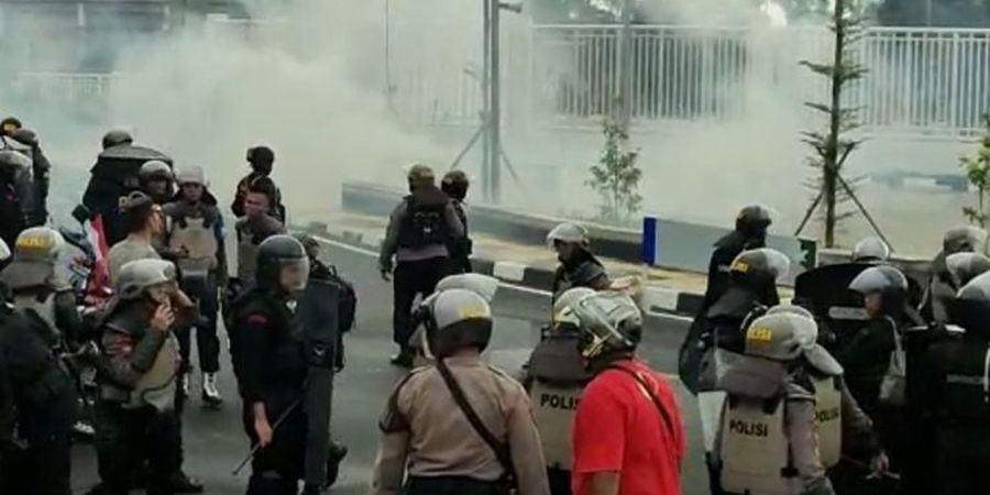 Ulah Suporter yang Semakin Brutal Jadi Alasan Polisi Tembakan Gas Air Mata di Laga PSIS Vs Persis