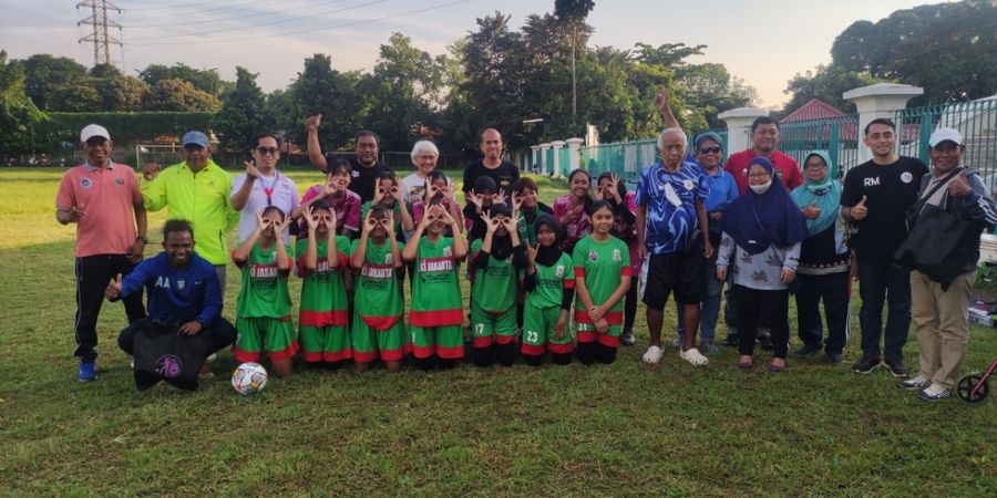 International Women Day, ASBWI Bagikan 20 Bola Gratis ke Persegawa Putri