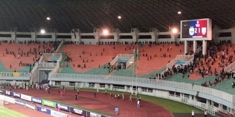 Persib Bandung Vs Persis Solo Diwarnai Bentrok Antar Suporter, Bangku Penonton Beterbangan Wasit hingga Ada Petasan