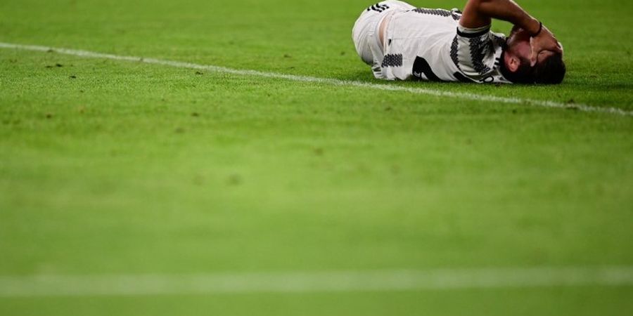 Gelandang Juventus Ditekel Bek Sevilla sampai Berdarah, tapi Tak Penalti