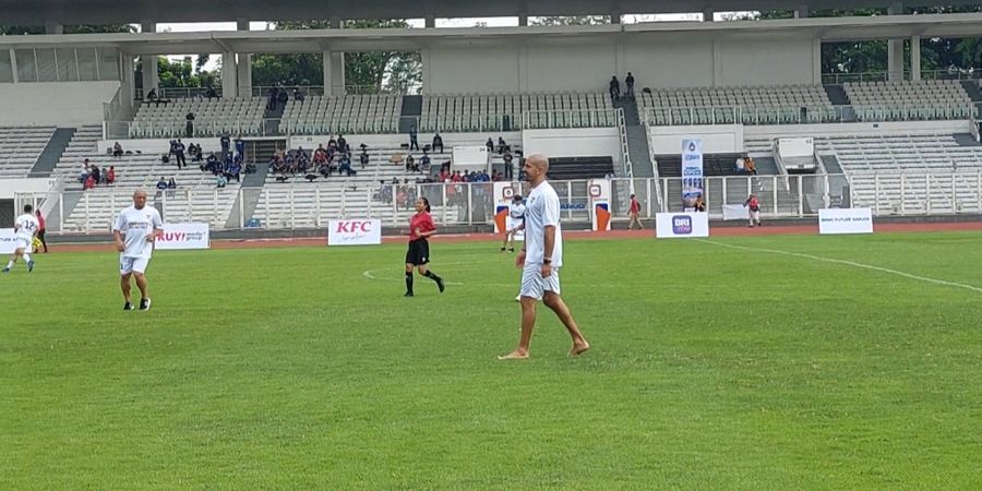 Siang-siang Bolong, Legenda Argentina Juan Sebastian Veron “Nyeker” Saat Main Sepak Bola di Stadion Madya