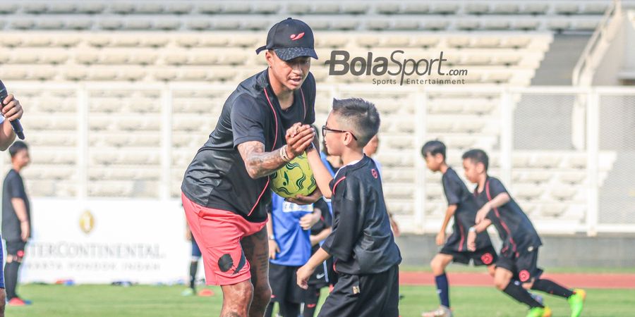 Jesse Lingard Beri Arahan ke Pemain Muda Dalam Coaching Clinic di Stadion Madya Senayan
