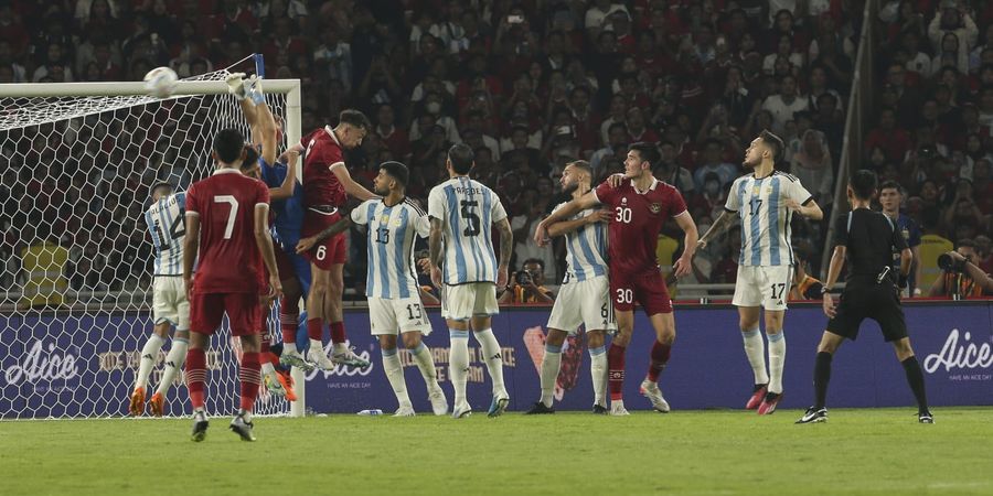 Topeng Lionel Messi Buat Suasana Laga Timnas Indonesia Vs Argentina Semakin Hidup