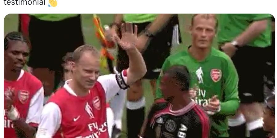 SEJARAH HARI INI - Laga Pertama Arsenal di Emirates Stadium, Dadah Dennis Bergkamp