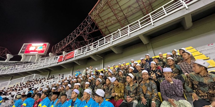 Ribuan Santri Jawa Timur Nonton Langsung Laga Timnas Indonesia vs Turkmenistan