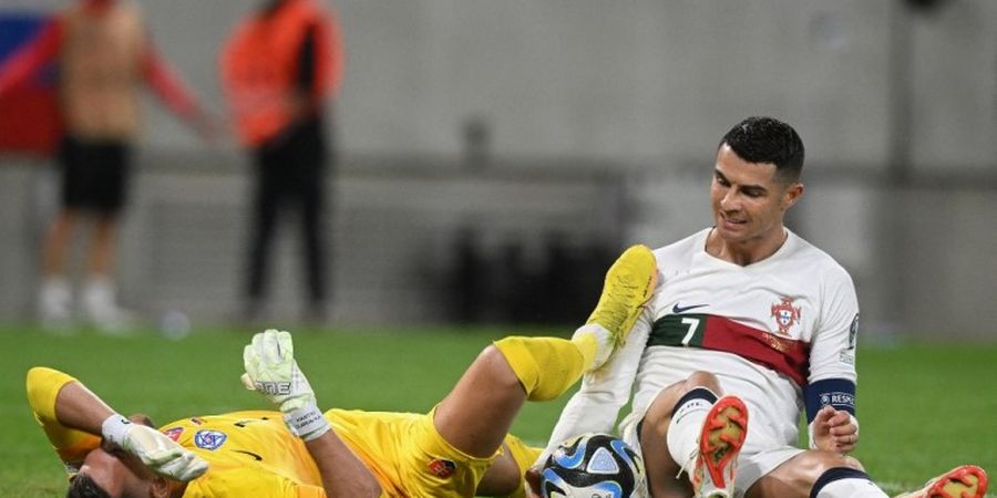 Kualifikasi Euro 2024 - Ronaldo Sodok Muka Kiper Pakai Kaki, Untung Gak Kena Kartu Merah