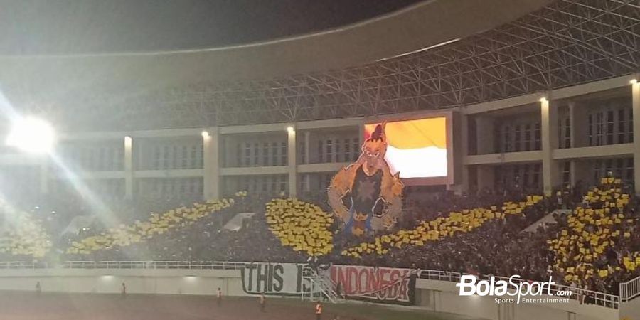 Ultras Garuda di Stadion Manahan Kompak Tunjukkan Koreo Gatotkaca Saat Laga Pembuka Timnas U-23 Indonesia