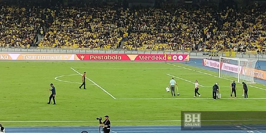 Baru Dipakai Satu Babak, Rumput Baru di Stadion Kebanggaan Malaysia Rusak Parah